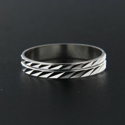 Stříbrný prsten R049